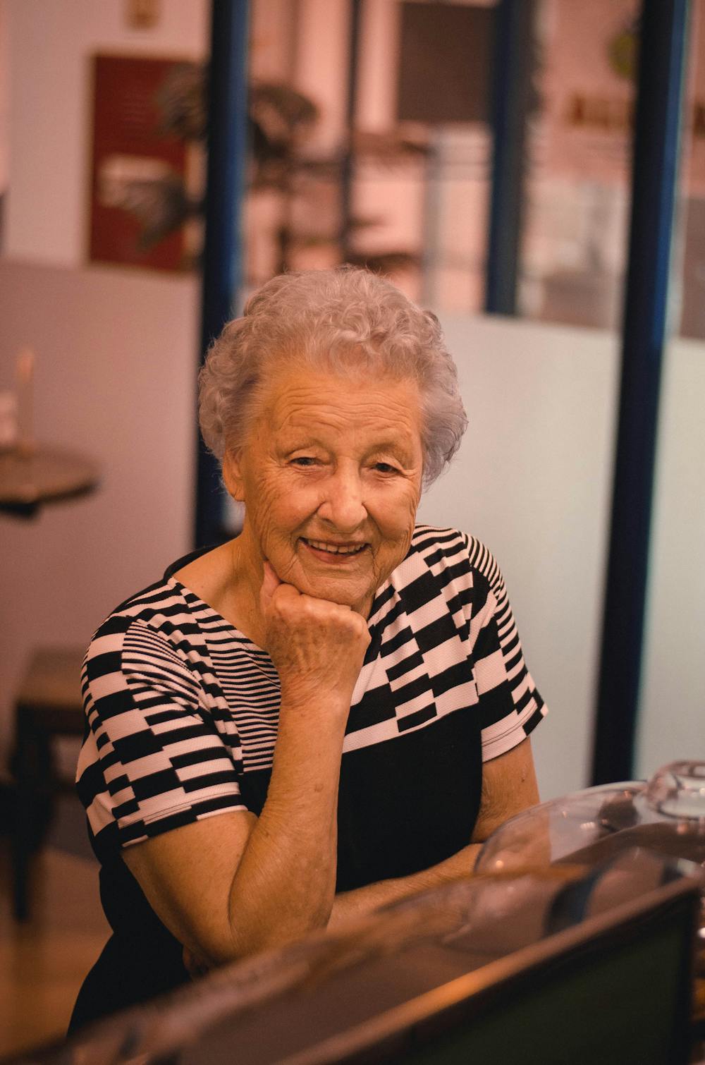 Old woman smiling. | Photo: Freepik