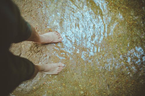 Persona De Pie Sobre El Agua