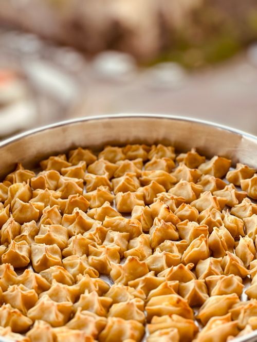 Free Close-up of crispy golden dumplings arranged on a tray, showcasing texture and color. Stock Photo