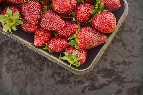 Frutas Vermelhas De Morango Na Cesta Cinza