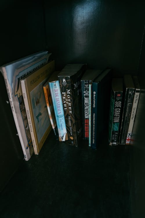 A book shelf with books on it