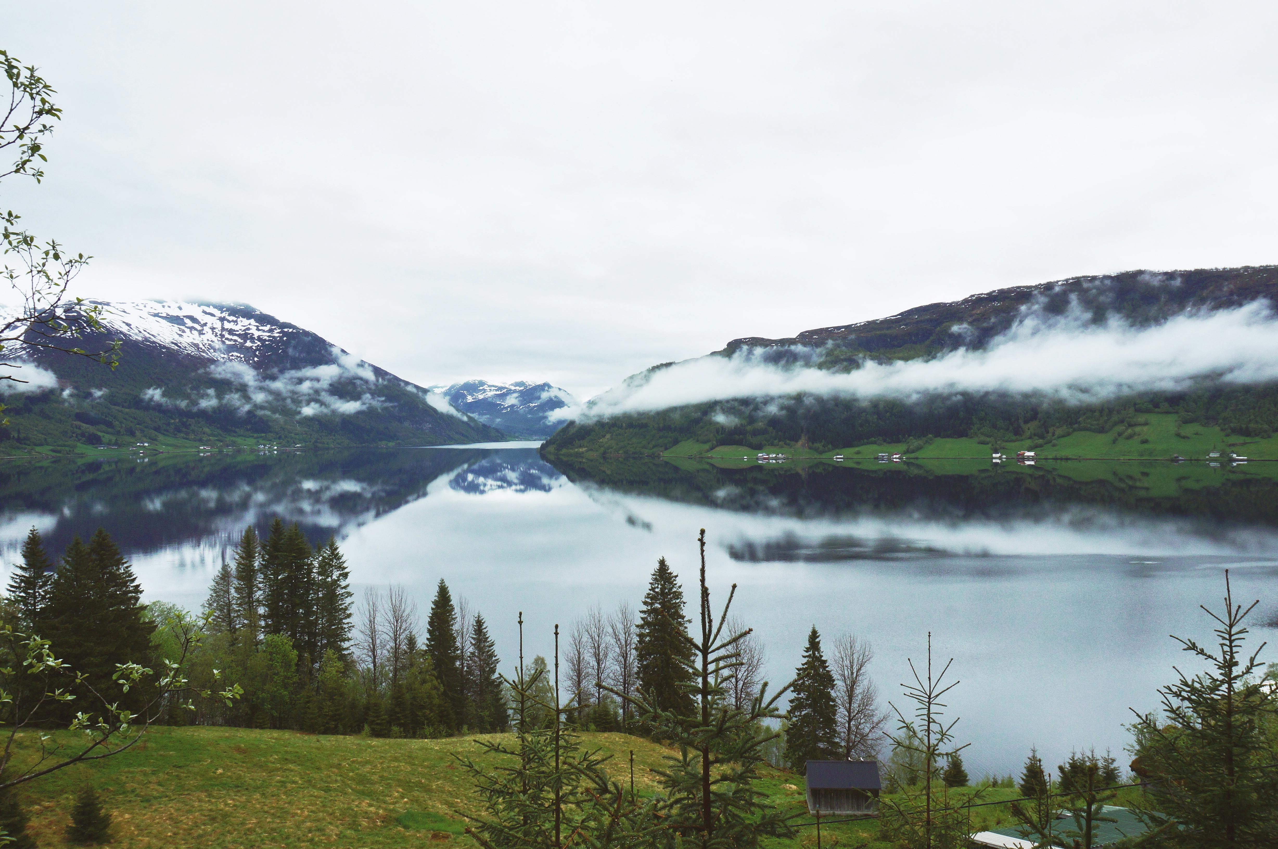 挪威维克斯达伦美丽的雾景中，山与水交相辉映