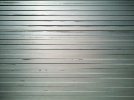 平坦的金属表面带有水平线条和微妙的纹理，是理想的背景选择