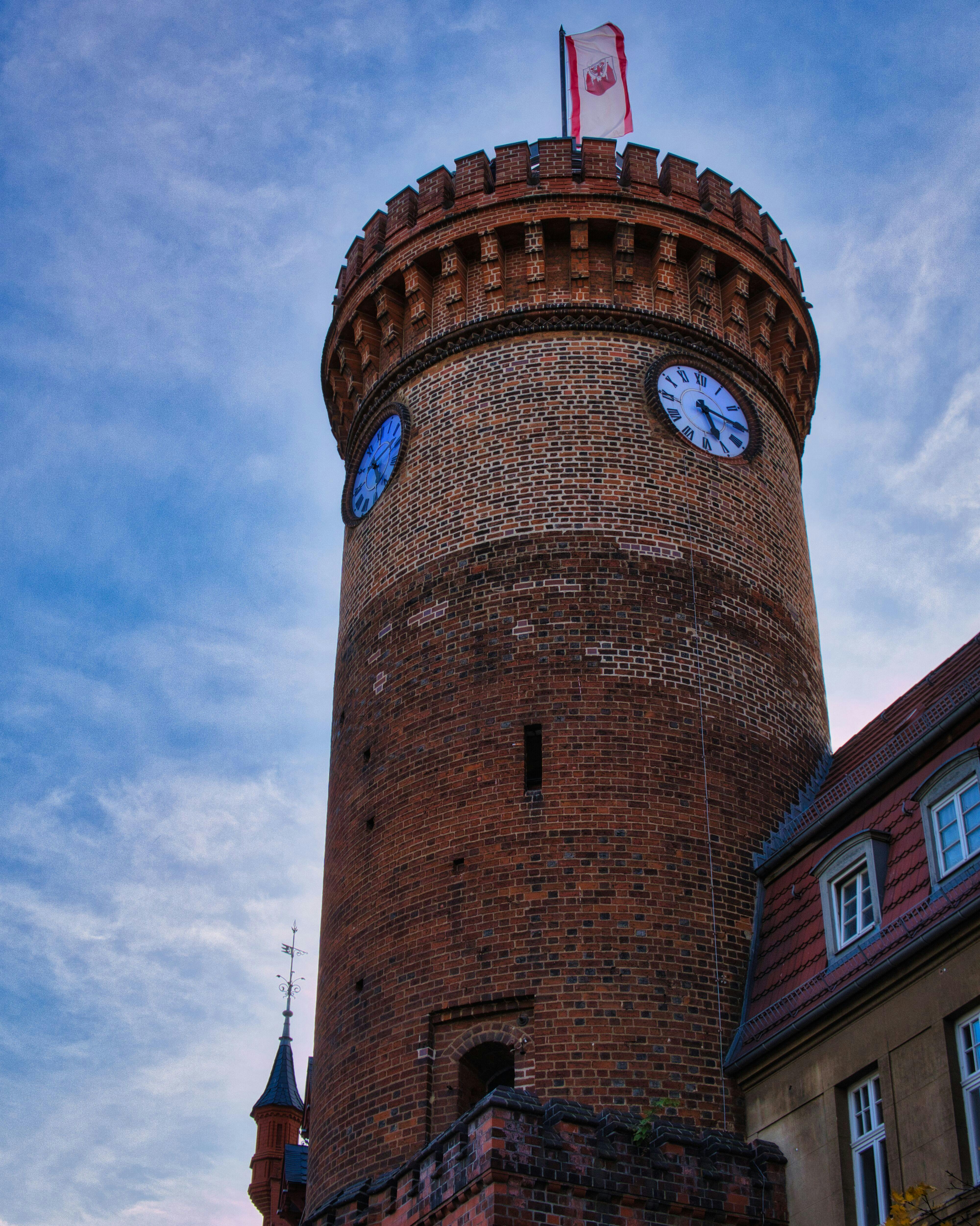 Torre histórica em Cottbus, Alemanha, representando tradição e orgulho local do futebol