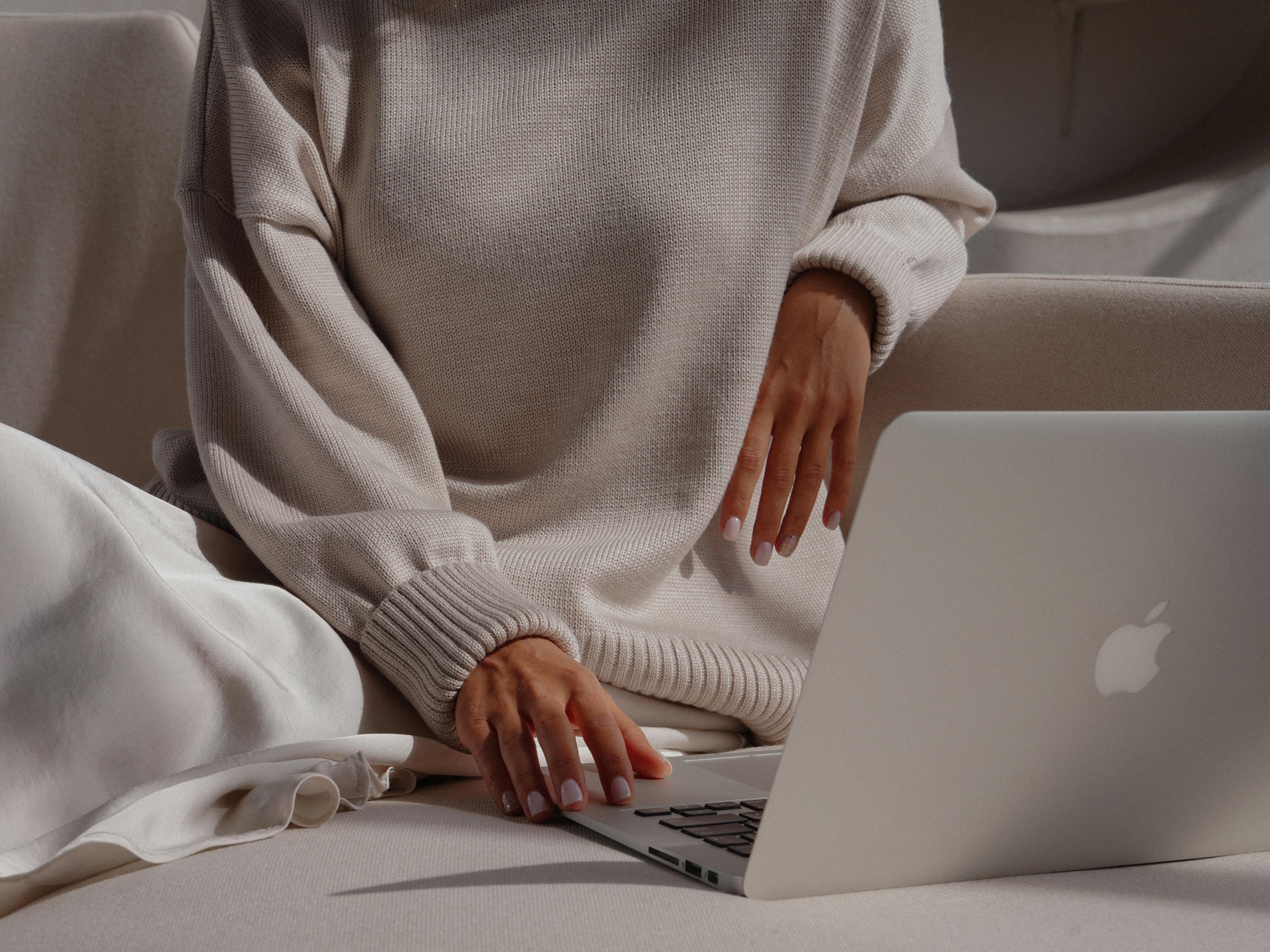 lifestyle hours digital minimalism — Photo by Nadin Sh on Pexels