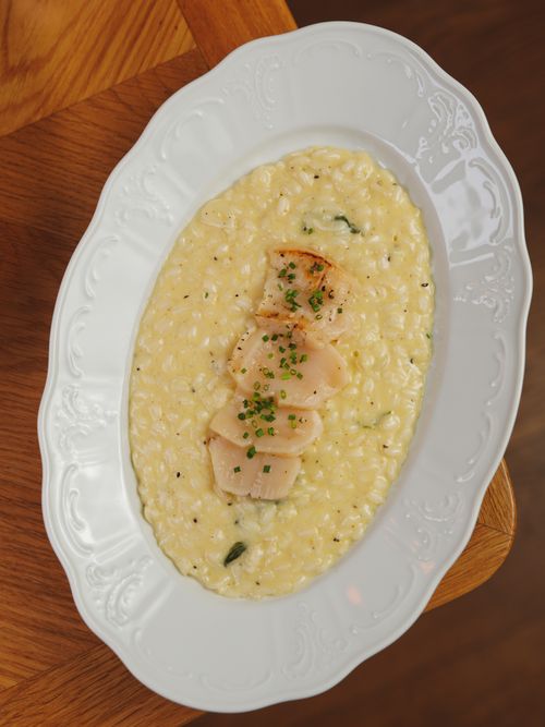 Free Close-up of delicious risotto with scallops elegantly plated, perfect for gourmet dining. Stock Photo