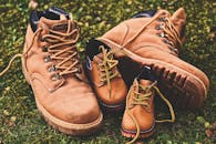 棕色系带皮鞋，设计时尚，适合草地穿着，符合时尚理念