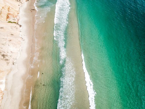 Fotobanka s bezplatnými fotkami na tému cestovať, fotografia z dronu, krajina pri mori