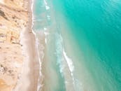 澳大利亚昆士兰州彩虹海滩的碧绿海水与沙滩，鸟瞰之下令人惊叹