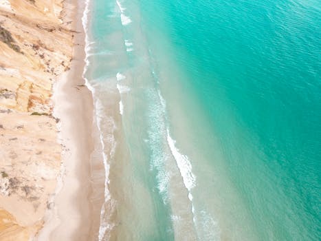 澳大利亚昆士兰州彩虹海滩的碧绿海水与沙滩，鸟瞰之下令人惊叹