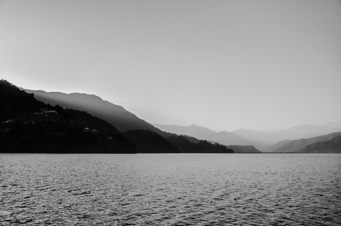 Darmowe zdjęcie z galerii z atrakcja turystyczna, brzeg jeziora, czarno-biały