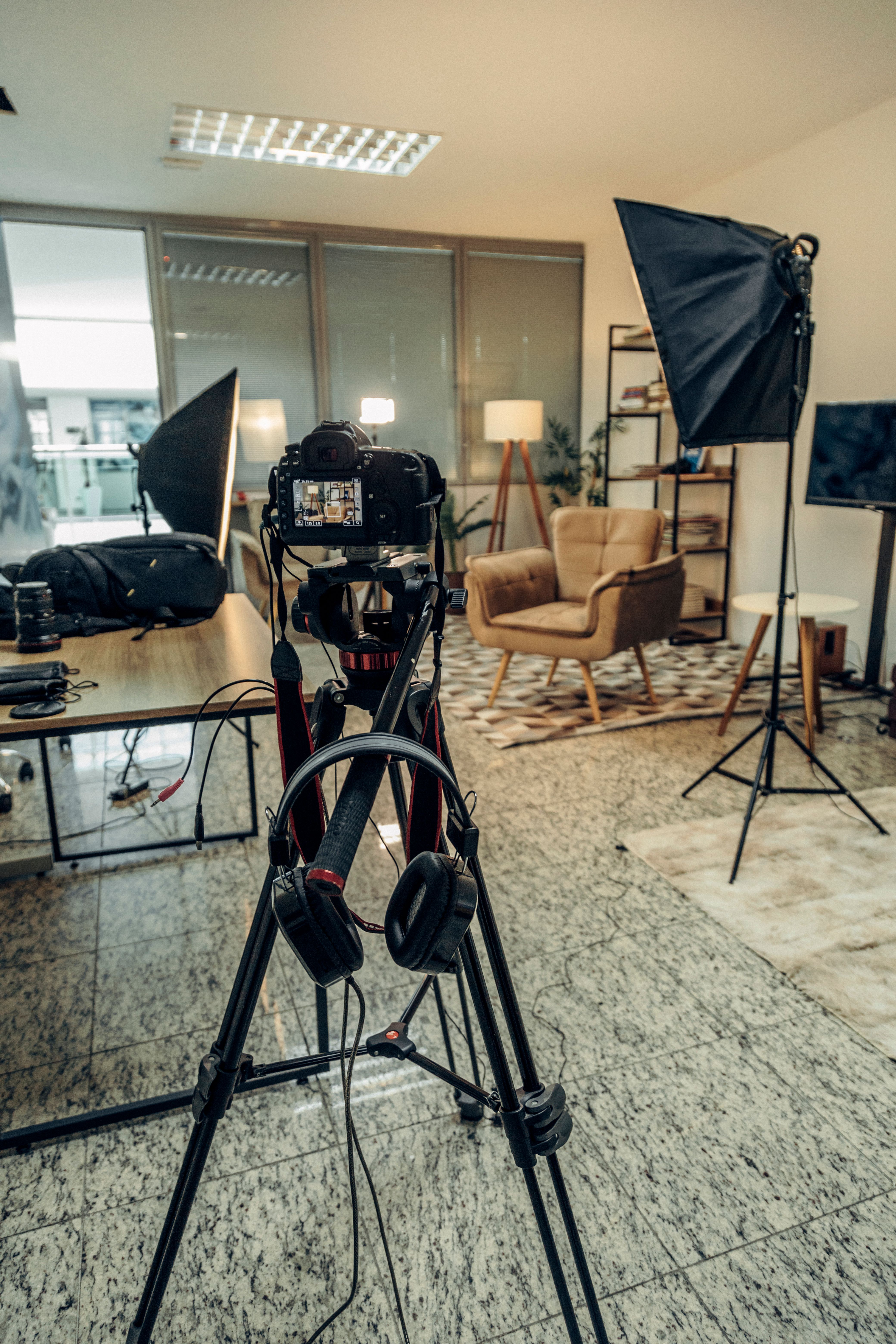 Estudio profesional de fotografía interior con cámara y equipo de iluminación.