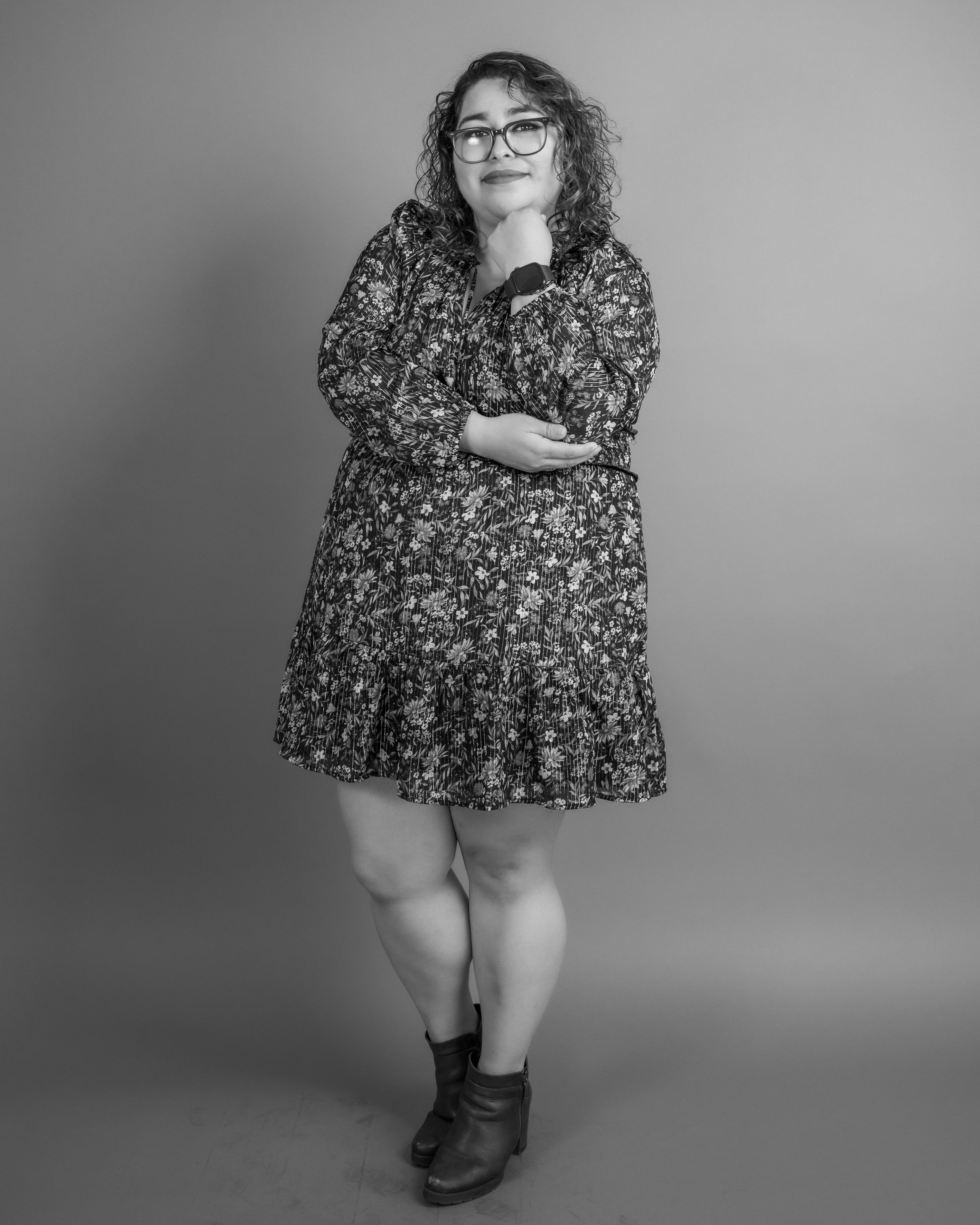 Black and white portrait of a woman posing confidently in studio, Ciudad de México.