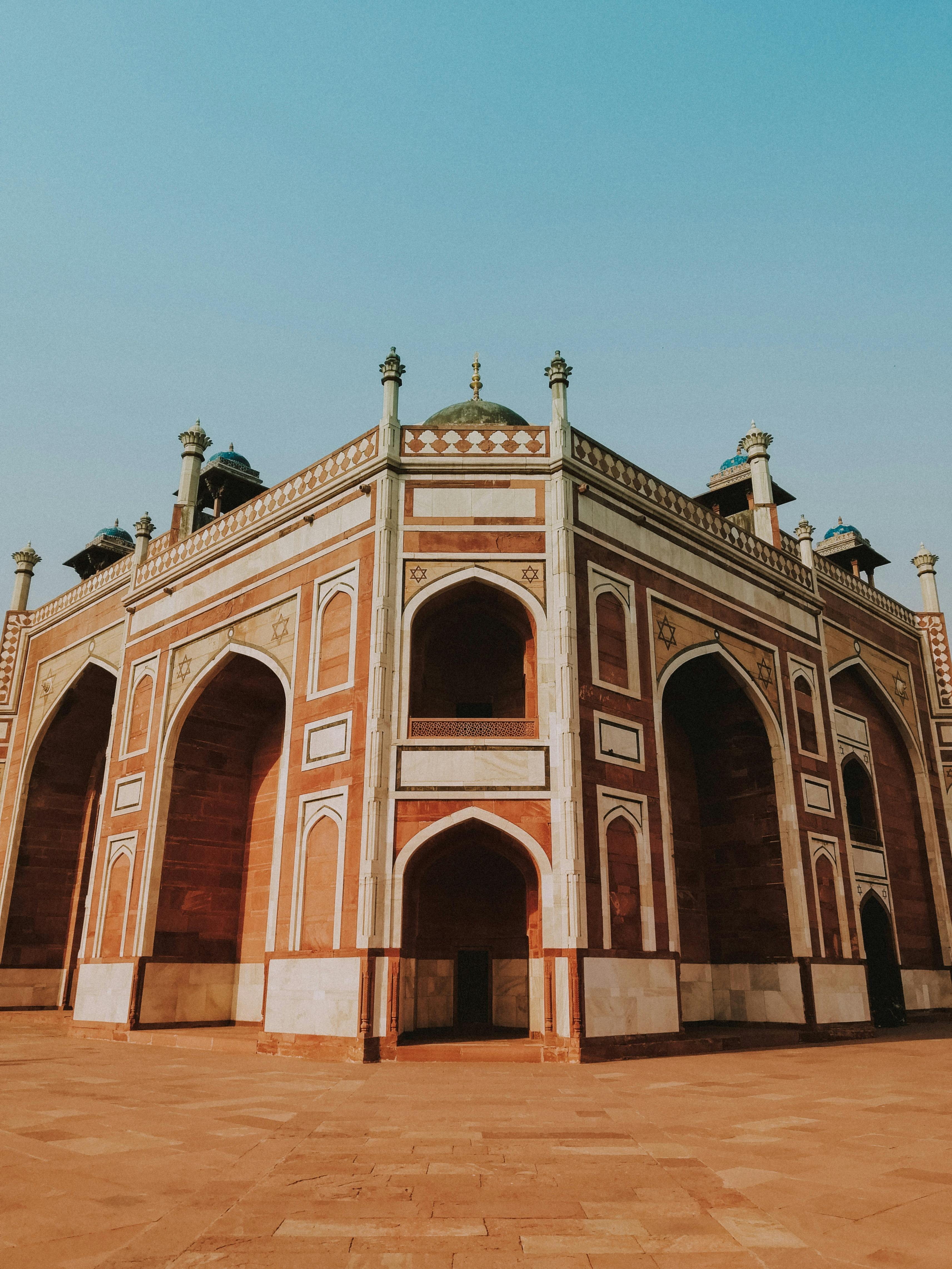 在晴朗的天空下，胡马云墓的景观令人惊叹，展示了莫卧儿建筑的魅力