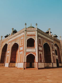 在晴朗的天空下，胡马云墓的景观令人惊叹，展示了莫卧儿建筑的魅力