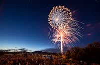 长时间曝光的烟花照亮了华盛顿州韦纳奇的夜空，令人惊叹