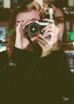 一位女士用双重曝光技术拍摄复古效果照片