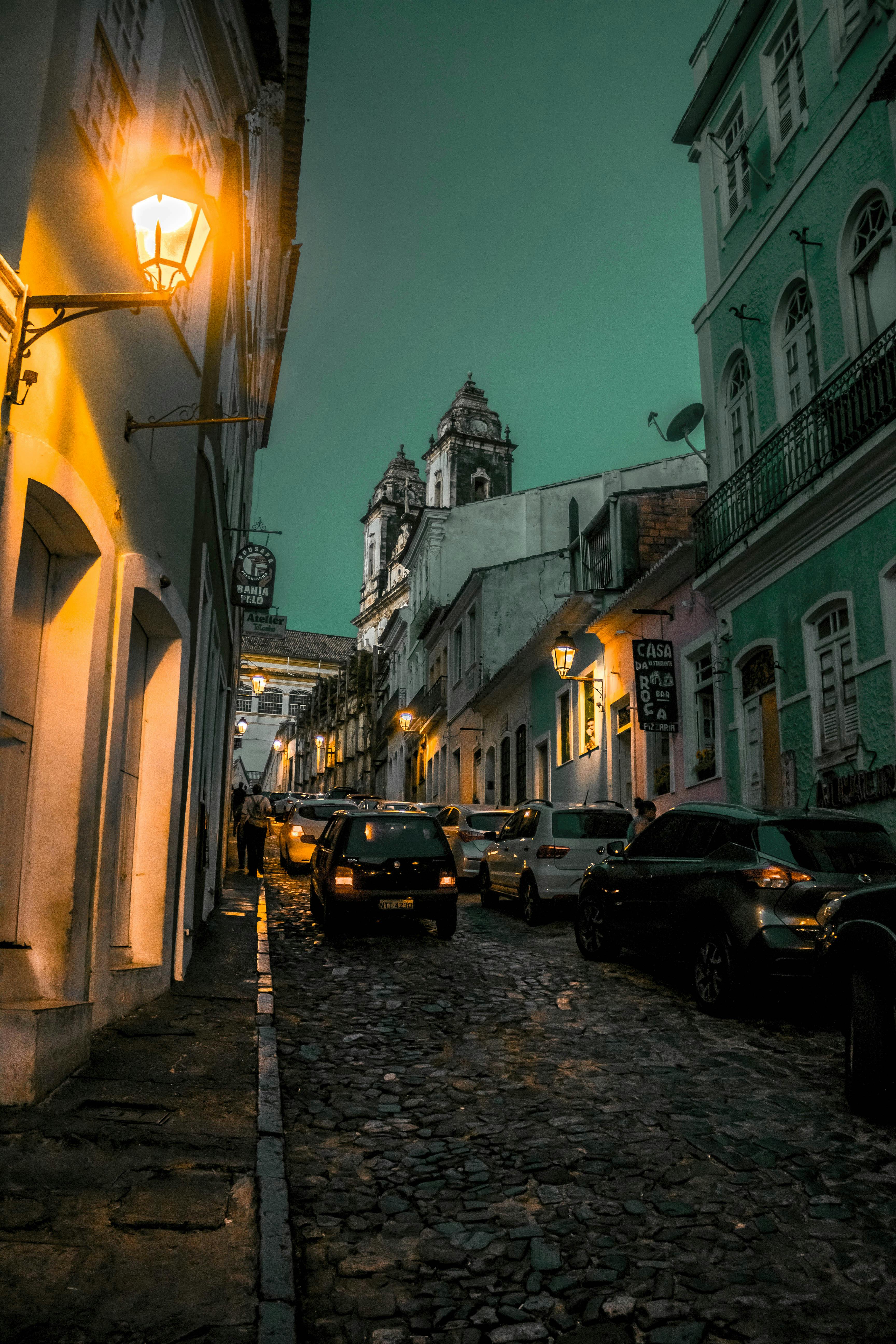 夜晚，迷人的鹅卵石街道、老建筑和路灯尽收眼底，历史建筑也隐约可见