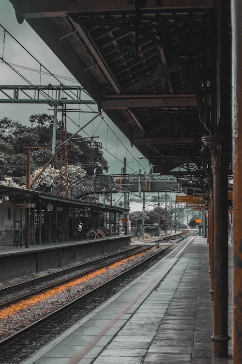 бесплатная Серый бетонный железнодорожный пейзаж Стоковое фото