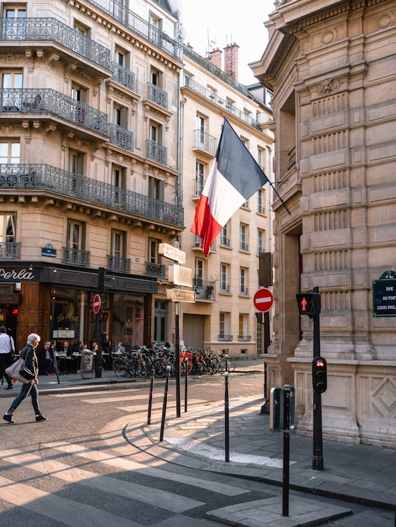 Флаг Франции на сером бетонном здании возле дороги