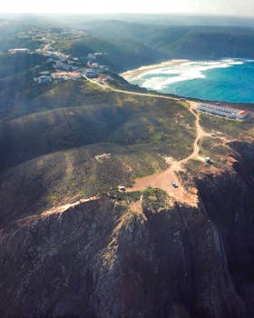 这张令人惊叹的航拍照片捕捉了葡萄牙沿海悬崖的雄伟景观和充满活力的海洋色调