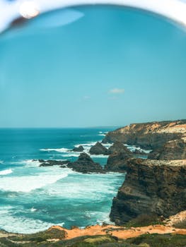 在葡萄牙奥德米拉海岸，沿着海岸线可以体验令人惊叹的悬崖景观和碧绿的海水