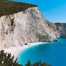 希腊莱夫卡达港卡齐基海滩的海水清澈，悬崖洁白