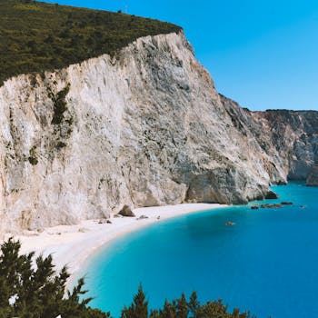 希腊莱夫卡达港卡齐基海滩的海水清澈，悬崖洁白