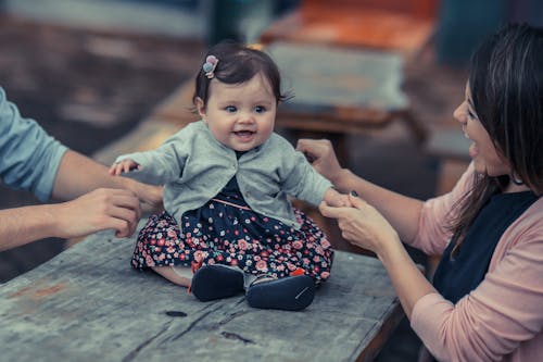 Tout Petit Assis Sur La Table