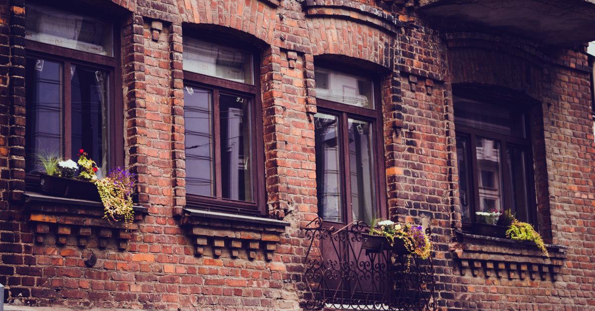 Fassade eines älteren Backsteinhauses mit Balkonen