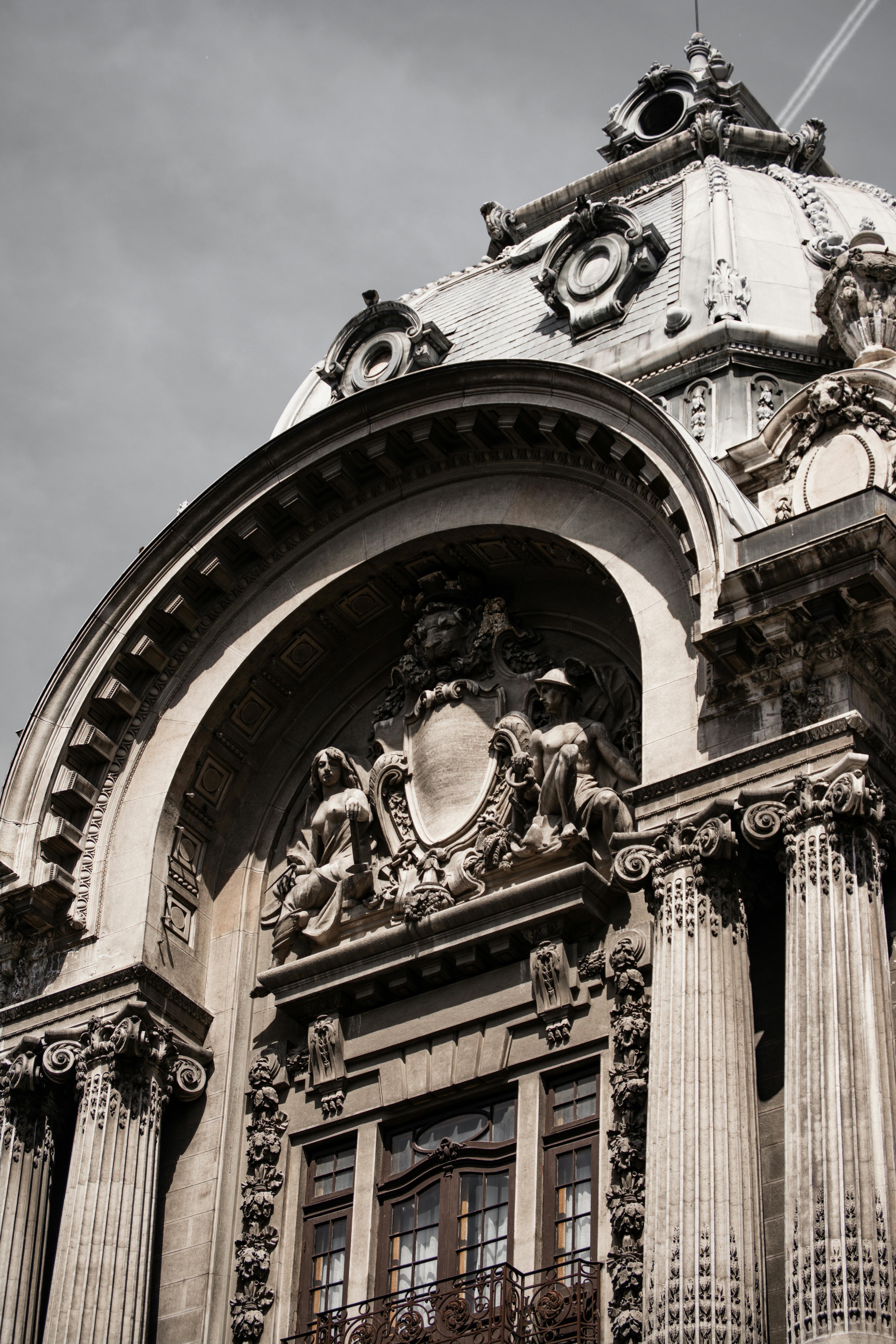 O clădire cu arhitectură ornamentată și statui