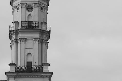 白天塔的灰度摄影