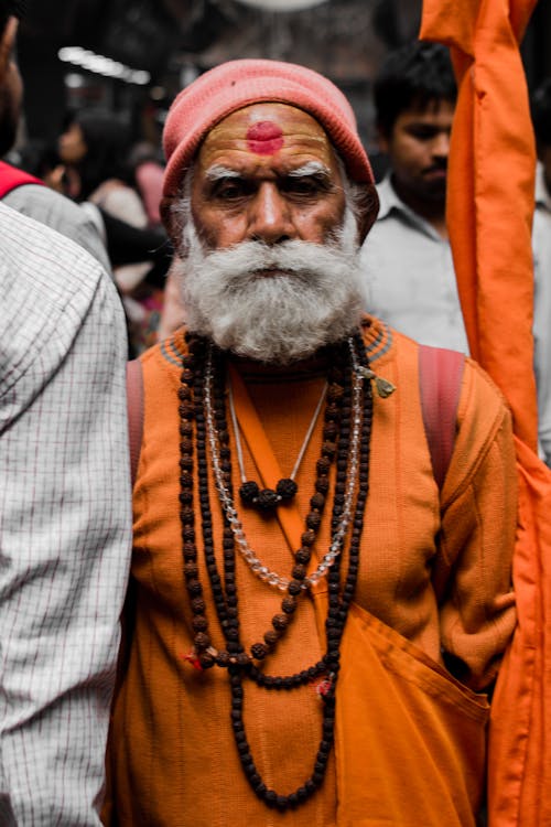 橙色衣服的人在额头上有红色标记