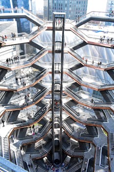 探索现代城市结构从上方捕捉到的复杂未来主义设计