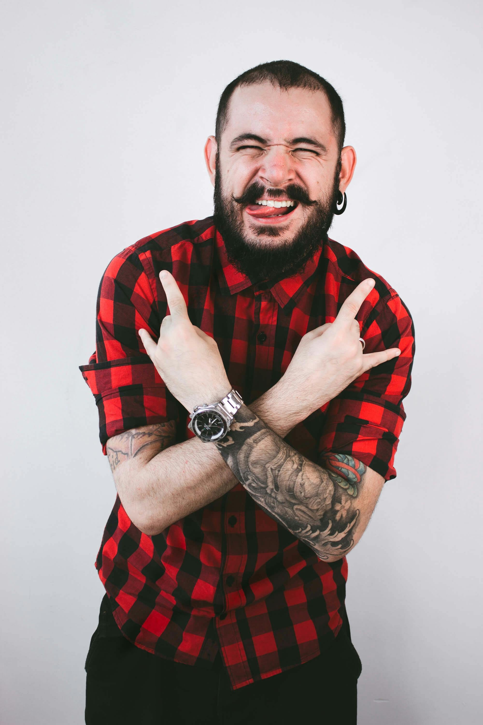 Sentir Pura Felicidade. Homem Na Camisa Xadrez. Cara Feliz Com Cabelo  Elegante. Jovem Estudante Isolado Em Pano De Fundo Branco. H Foto de Stock  - Imagem de backdrop, beleza: 224878040