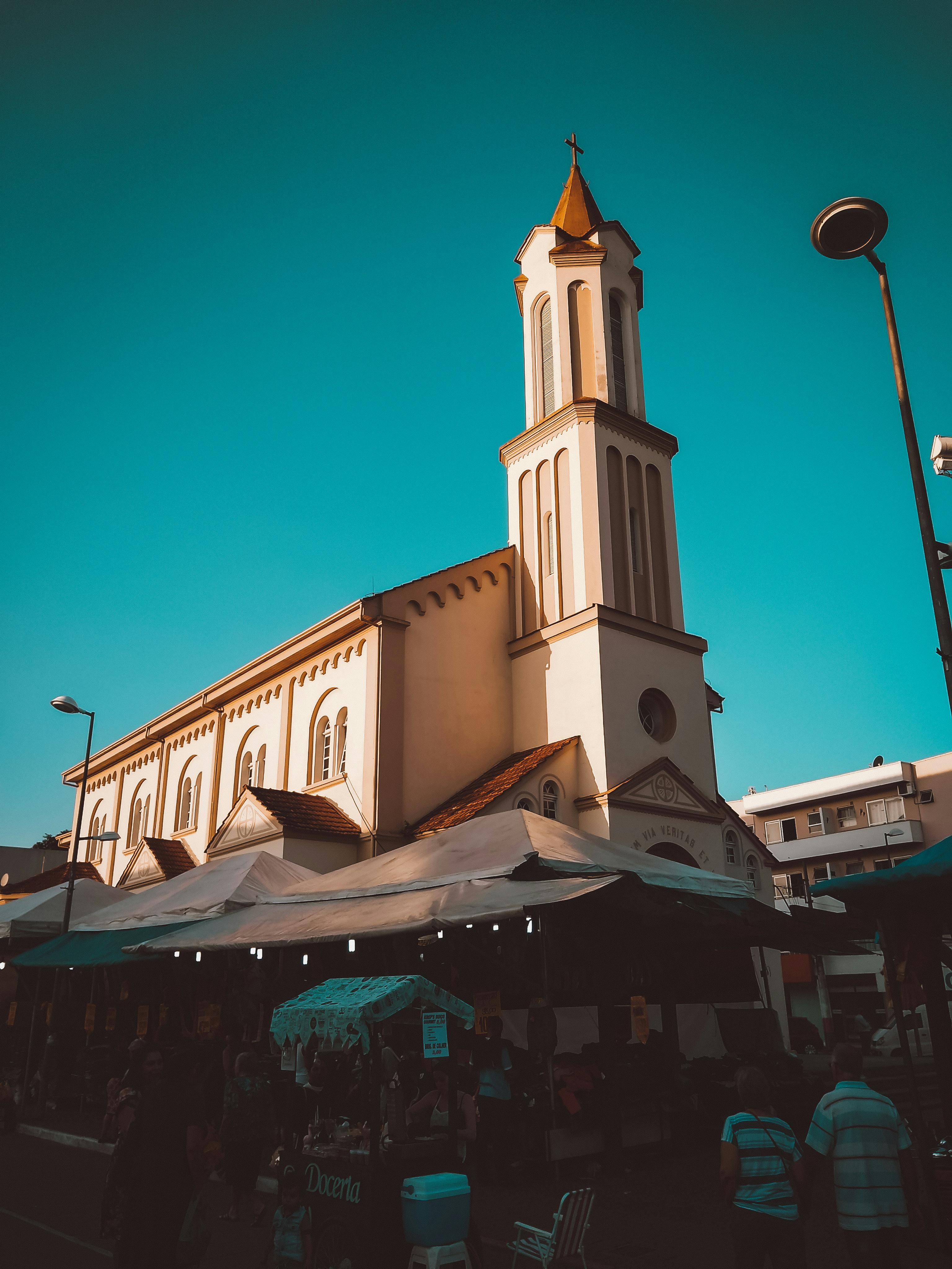 在充满活力的蓝天下，历史悠久的教堂塔楼低角度视图深受建筑和旅游业的欢迎