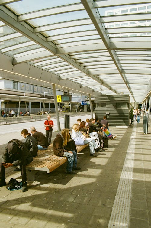 Безкоштовне стокове фото на тему «аеропорт, аналогова фотографія, багаж»