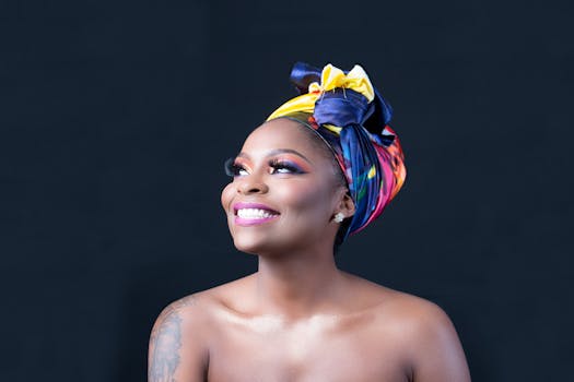 这幅肖像画中，一位头戴活力头巾、面带微笑的女子，散发着欢乐与优雅