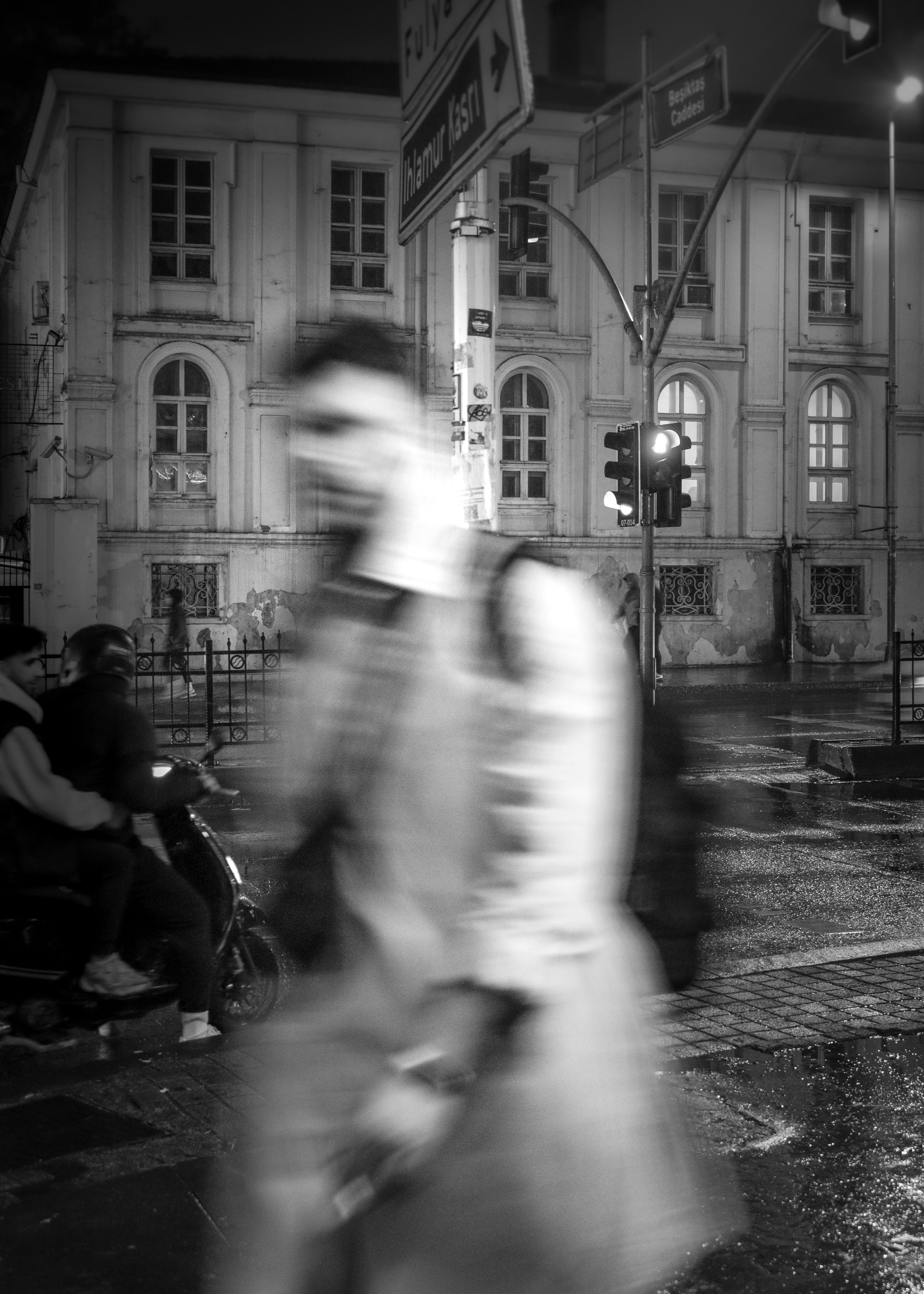 Pessoa caminhando à noite, fotografia em preto e branco