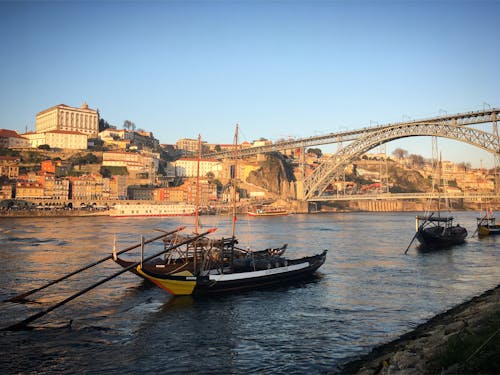 Rabelo Boote Angedockt Im Wasser Des Flusses Douro Mit Einer Dom Luís I Brücke Und Ribeira Bei Sonnenuntergang, Porto, Portugal, Januar 2019