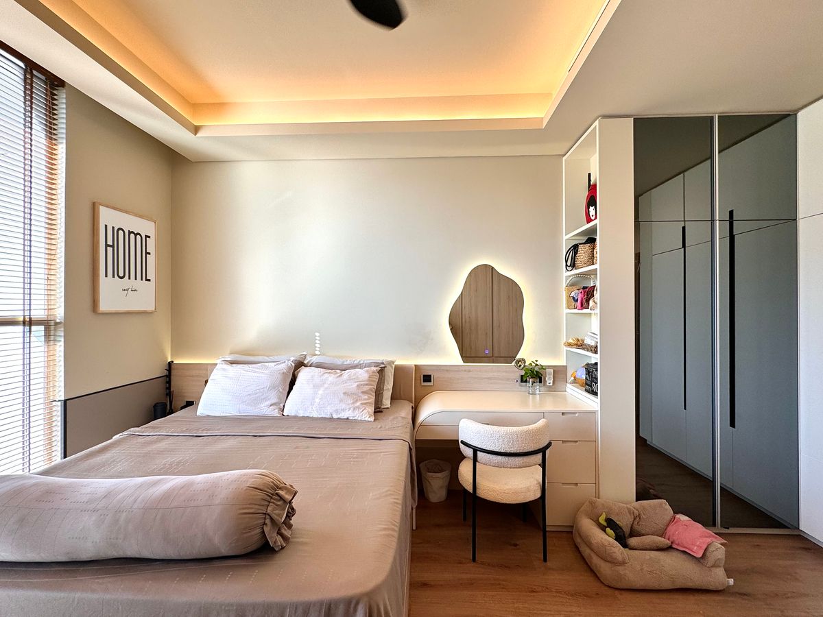 Cosy standing mirror with plant and soft bedroom decor