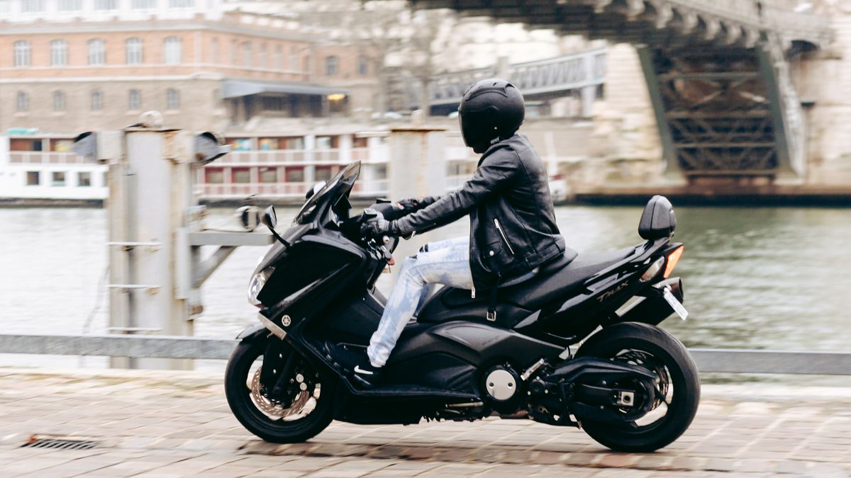 Comment choisir un casque moto connecté en 2026 ?