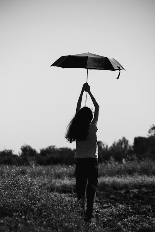 Darmowe zdjęcie z galerii z deszcz, dziecko, dziewczyna