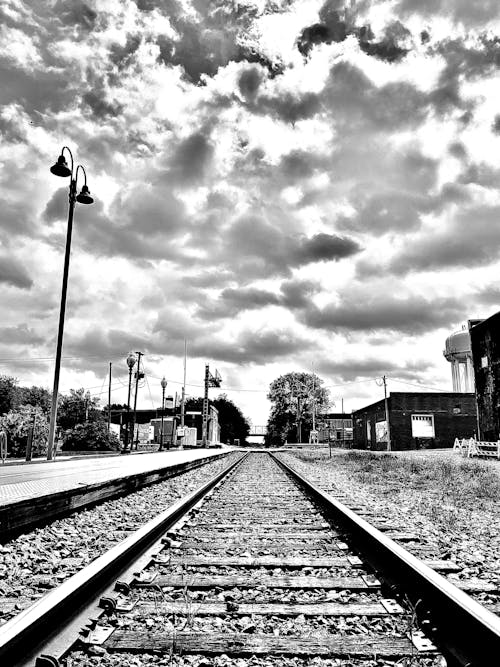 Foto profissional grátis de céu nublado, cruzamento de linha férrea, ferrovia