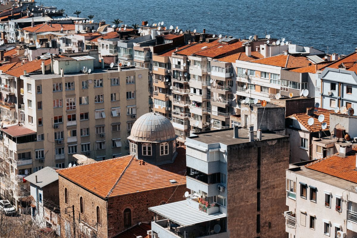 İzmir'de sahil şeridine yakın yoğun apartman binaları - konut fiyat endeksi teması
