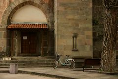 Bike parked beside an old stone building — photo by selin on Pexels