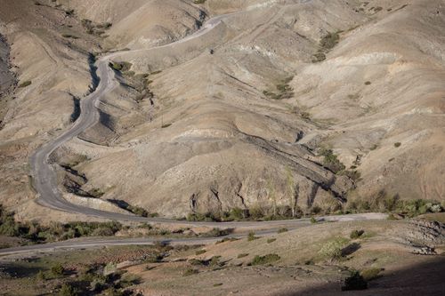 Free Scenic aerial view of a winding road through barren hills in Elazığ, Türkiye. Stock Photo