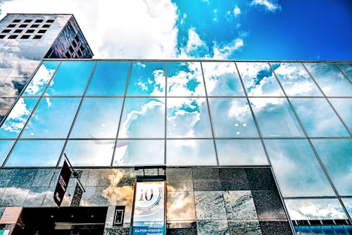 Kostenloses Stock Foto zu blauer himmel, fassade, fenster