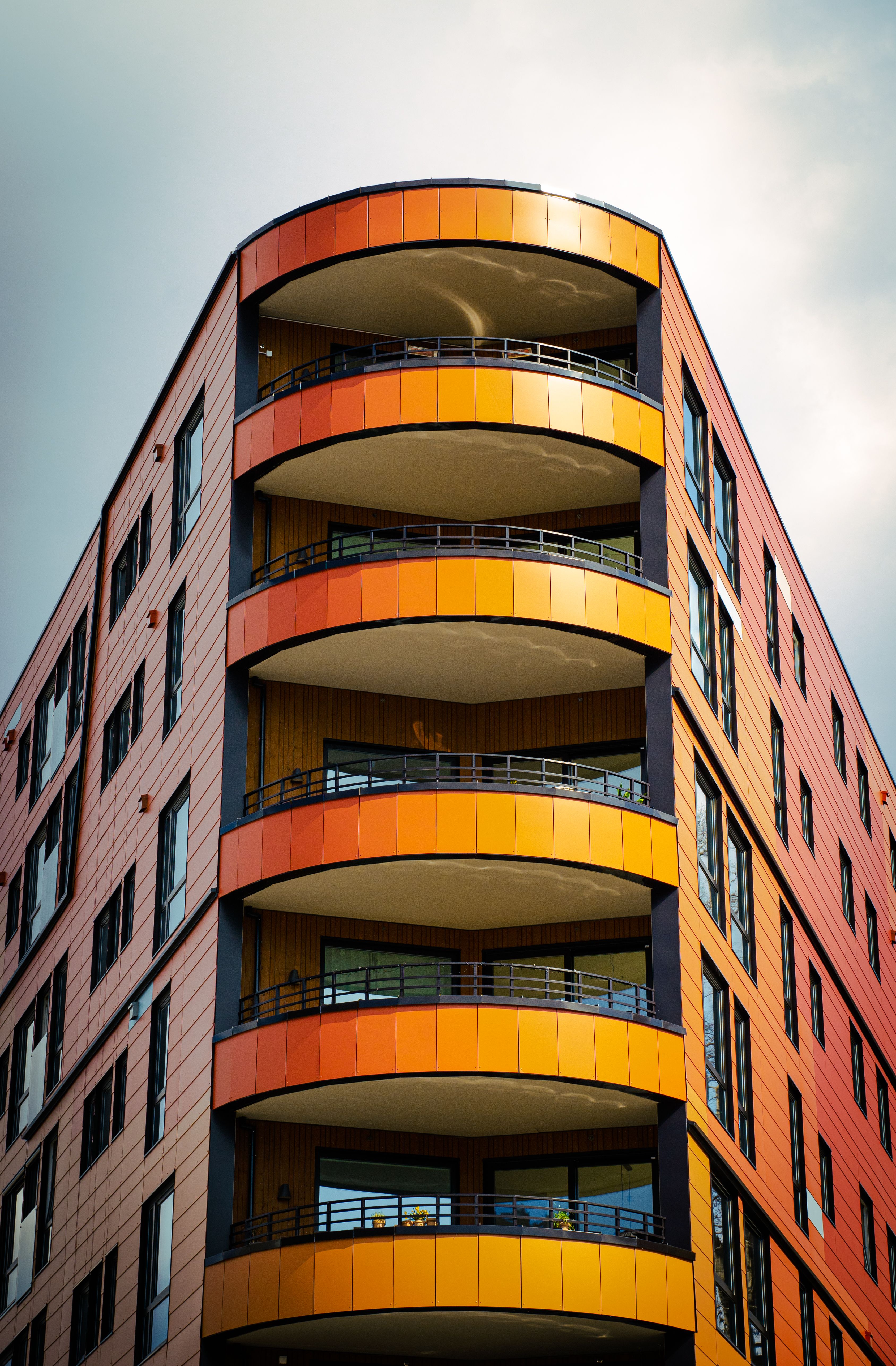 View of A building with a curved balcony and a balcony railing · Free Stock Photo