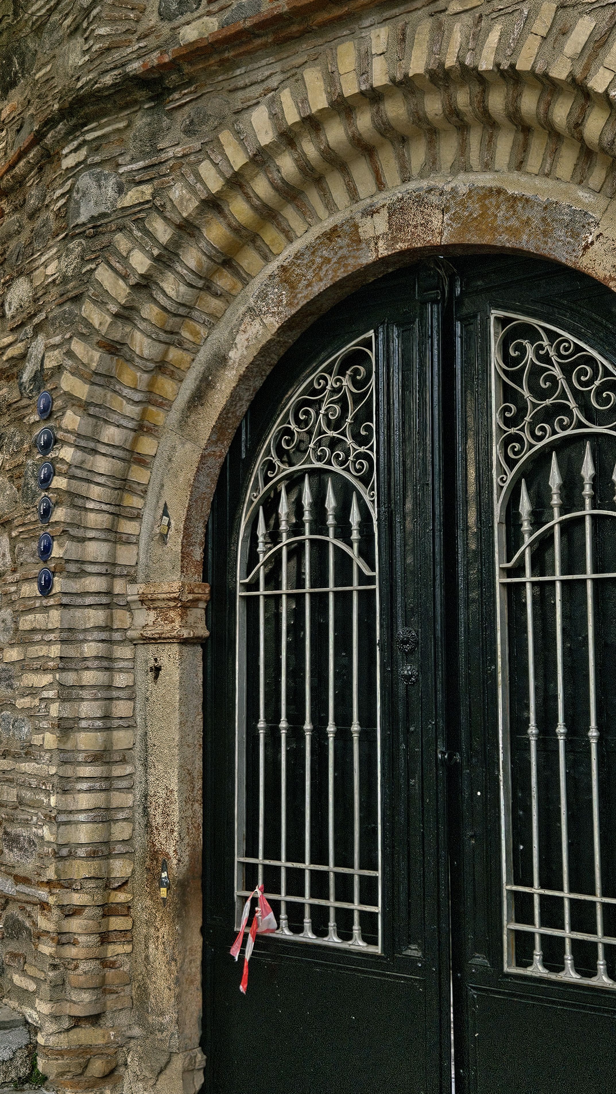 Arched Gate to the Courtyard of a Stone Building · Free Stock Photo